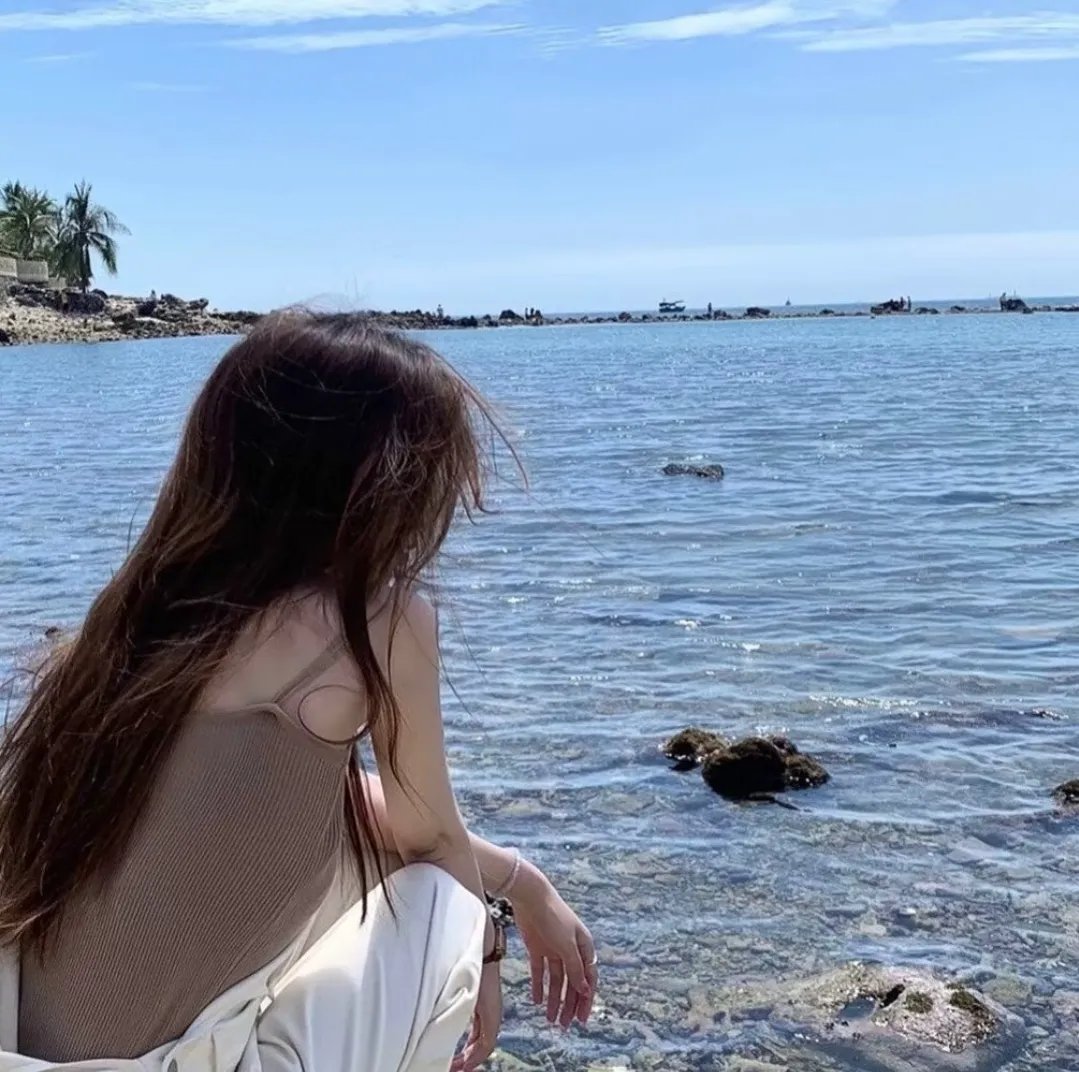泳池里的男孩